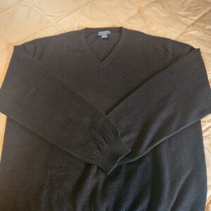 Elegant 100% Cashmerr Black V-Neck Sweater for Men